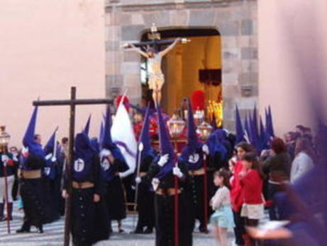 El paso del Santo Entierro saliendo de la Parroquia del Valle. 