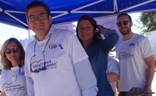 El PP repartió esta mañana publicidad electoral por el Mercadillo de Villafranca