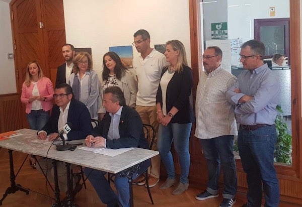 Tras la firma del acuerdo, los portavoces de ambos partidos ofrecen una rueda de prensa. 