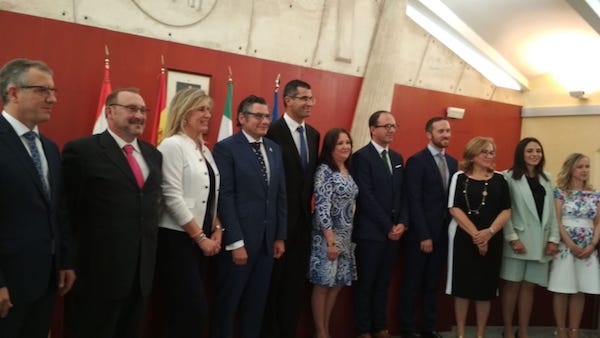 Foto de familia tras la investidura como alcalde de José Manuel Rama Moya. 