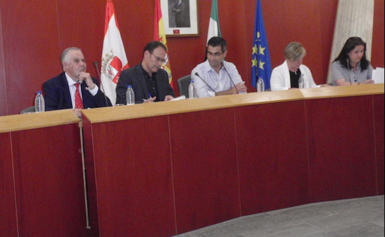Mesa del último pleno celebrado por la corporación municipal. 
