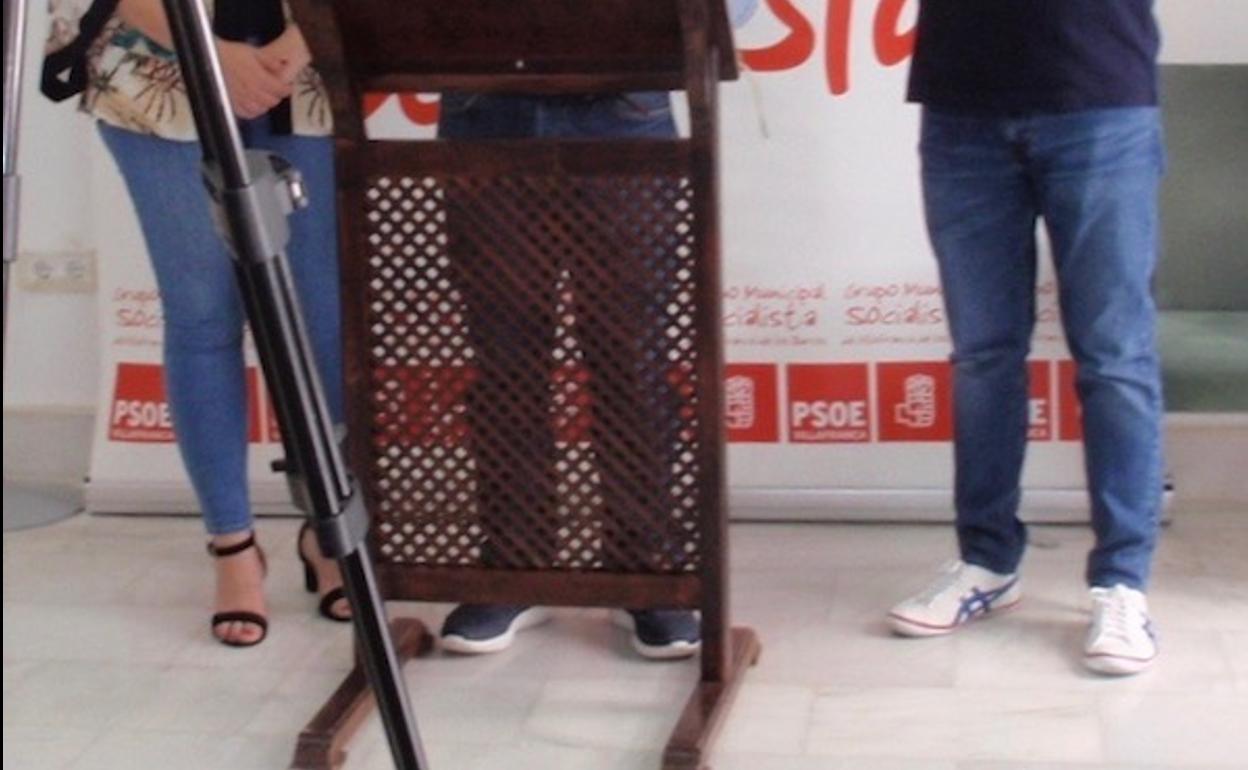 Paqui Matamoros, Joaquín Rodríguez y Lorenzo García Mateos, esta mañana, en el despacho del Grupo Socialista. 