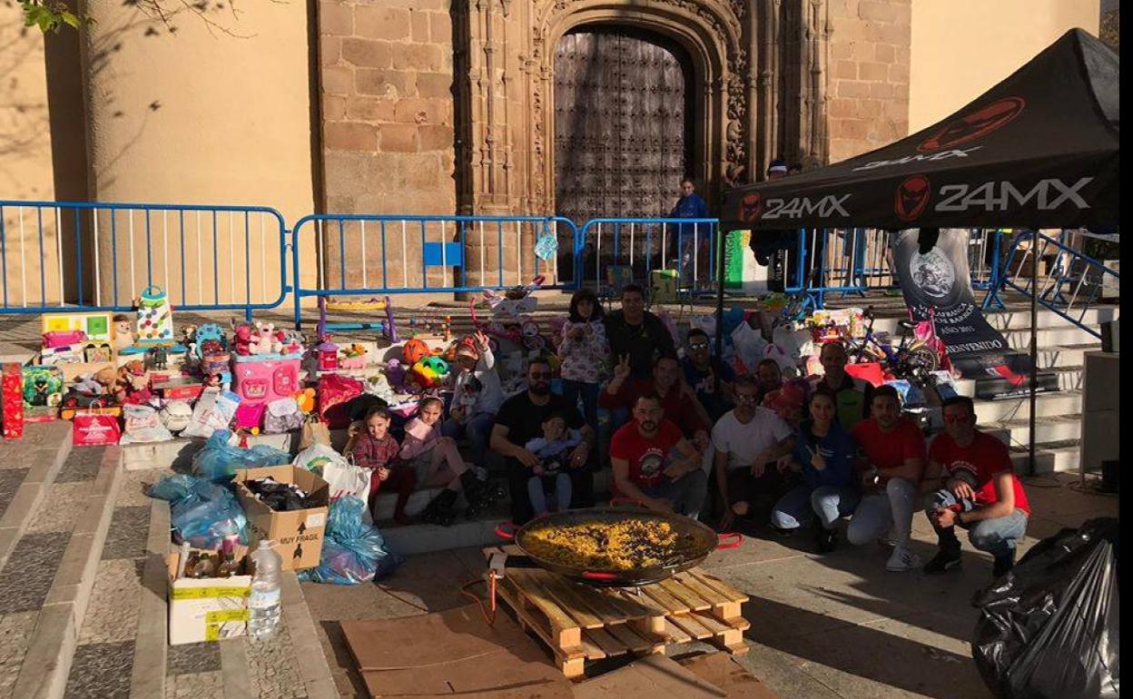 Los domingueros moteros consiguen cientos de regalos para pequeños con pocos recursos de la localidad