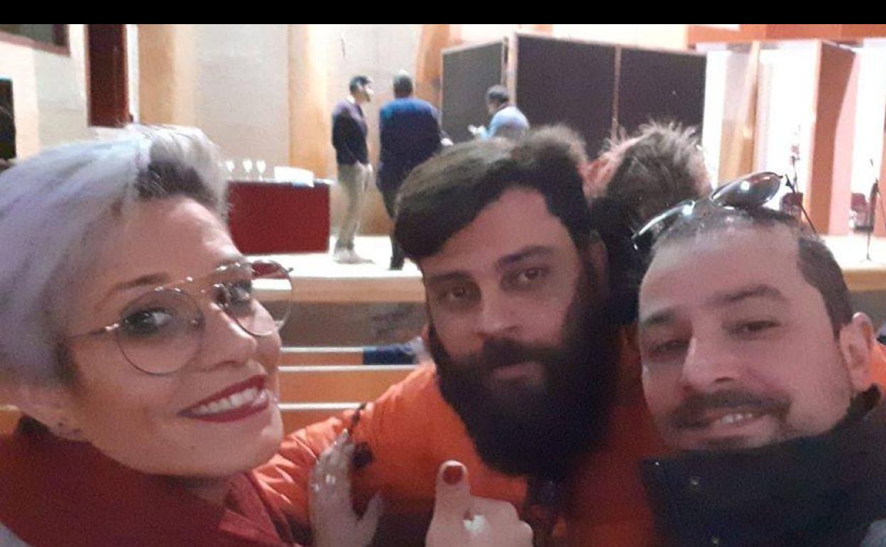 Marifé, Diego y Víctor, integrantes de la Comparsa 'La Biblioteca', en el Centro Cultural La Alcazaba de Mérida durante el sorteo del orden de actuación del Certamen de Agrupaciones del Carnaval Romano 2020 