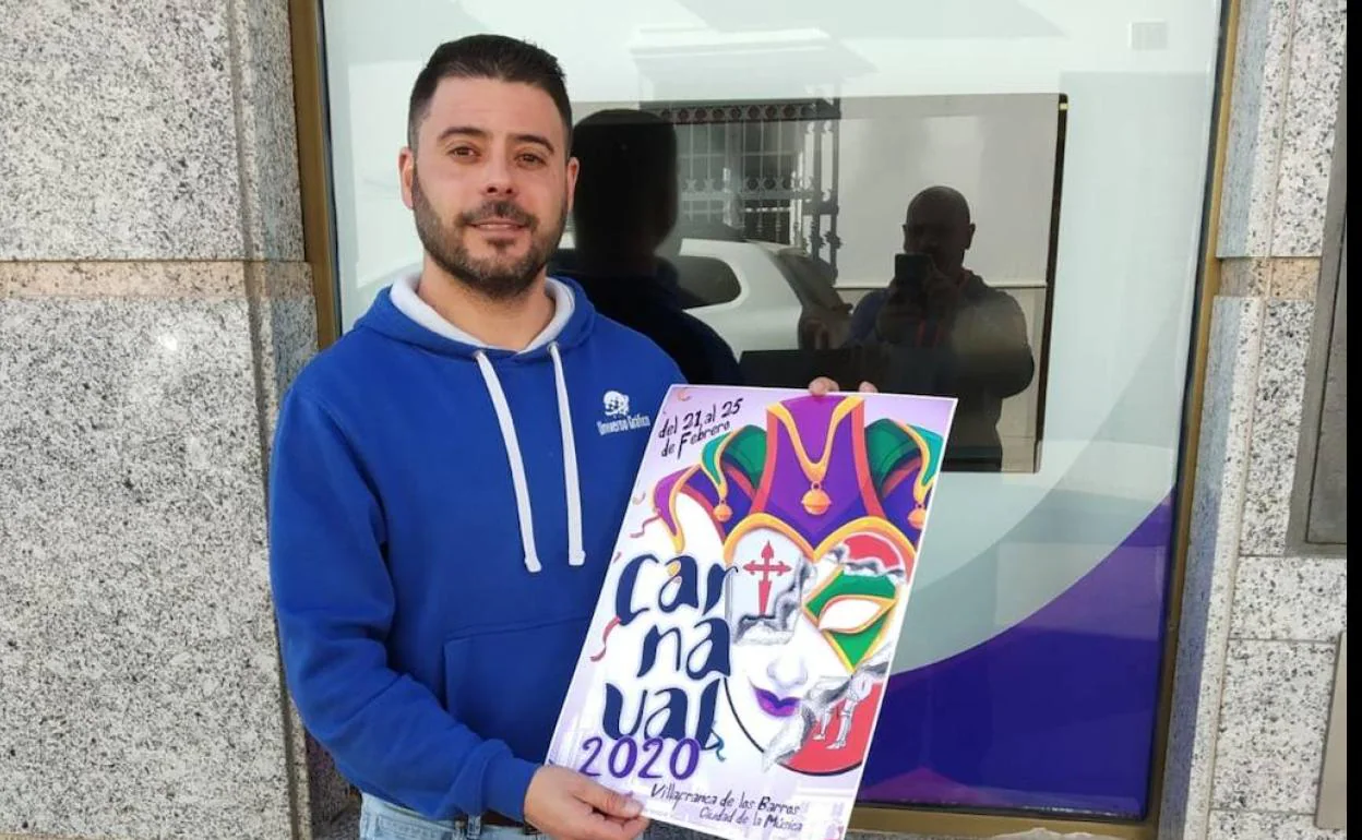 Antonio Ramírez Sánchez muestra orgulloso su cartel de Carnaval 