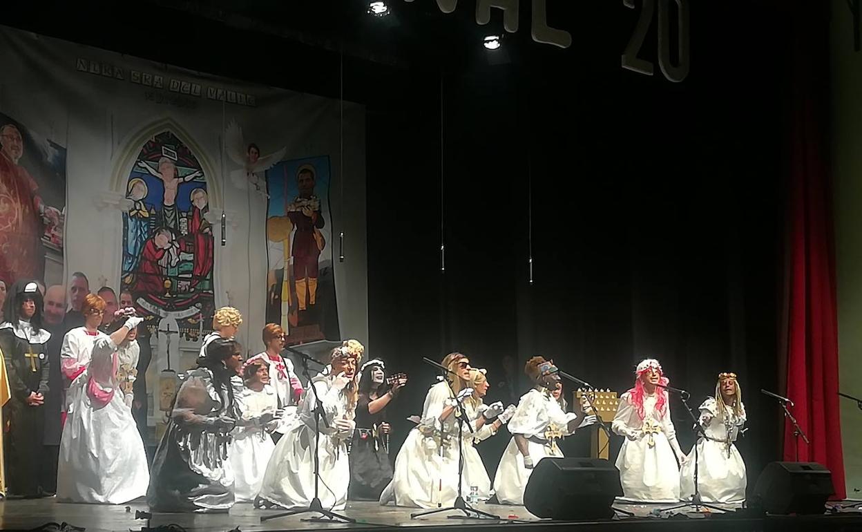 La chirigota 'La primera me la tragué entera' y la comparsa 'El soberano', ganadoras del Certamen de Carnaval 2020 en Villafranca