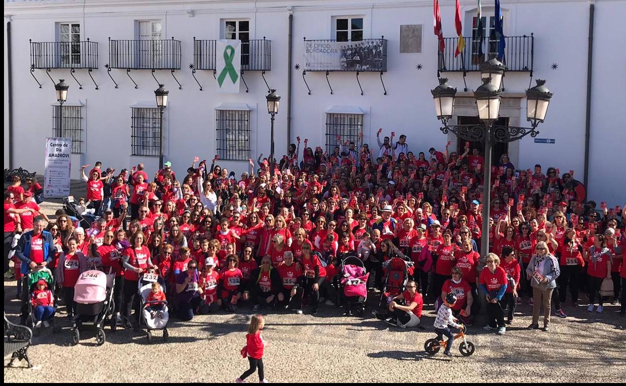 Foto de familia de la III Ruta Senderista «Camina con NosotrAs» en la Plaza de España