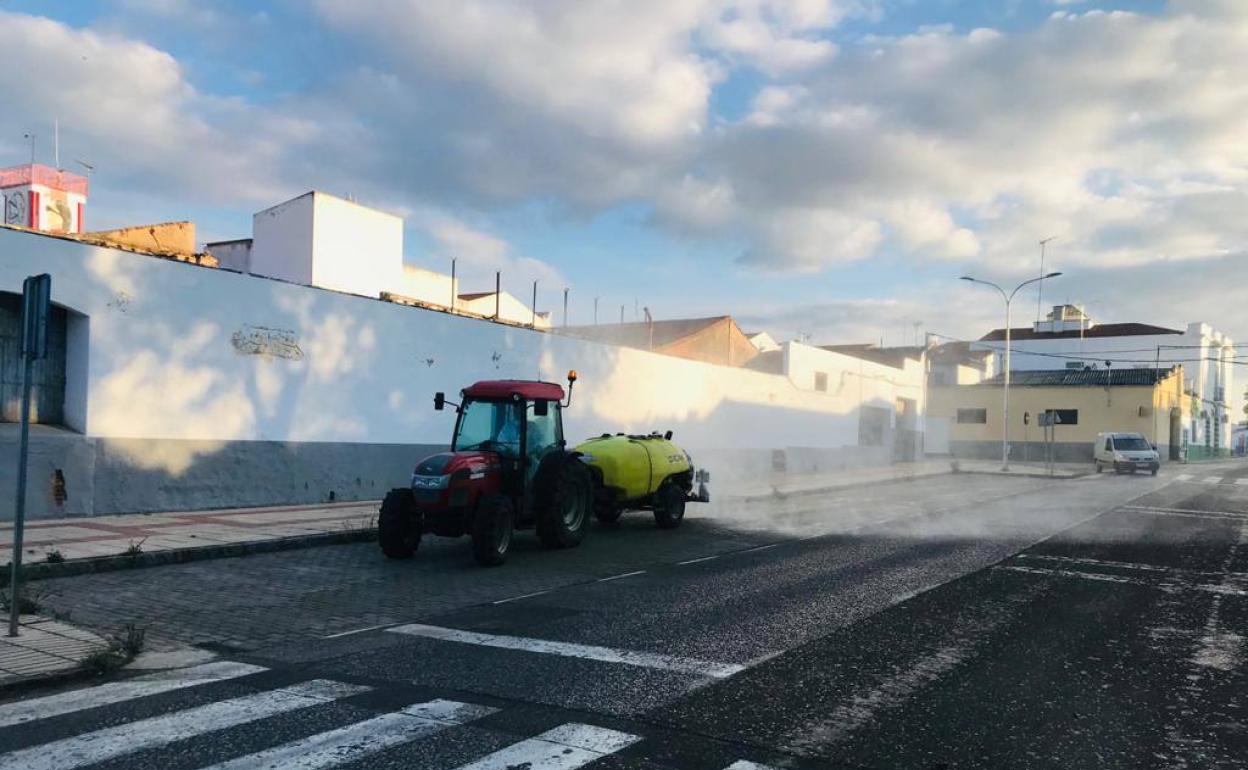 Los agricultores desinfectan por novena vez Villafranca