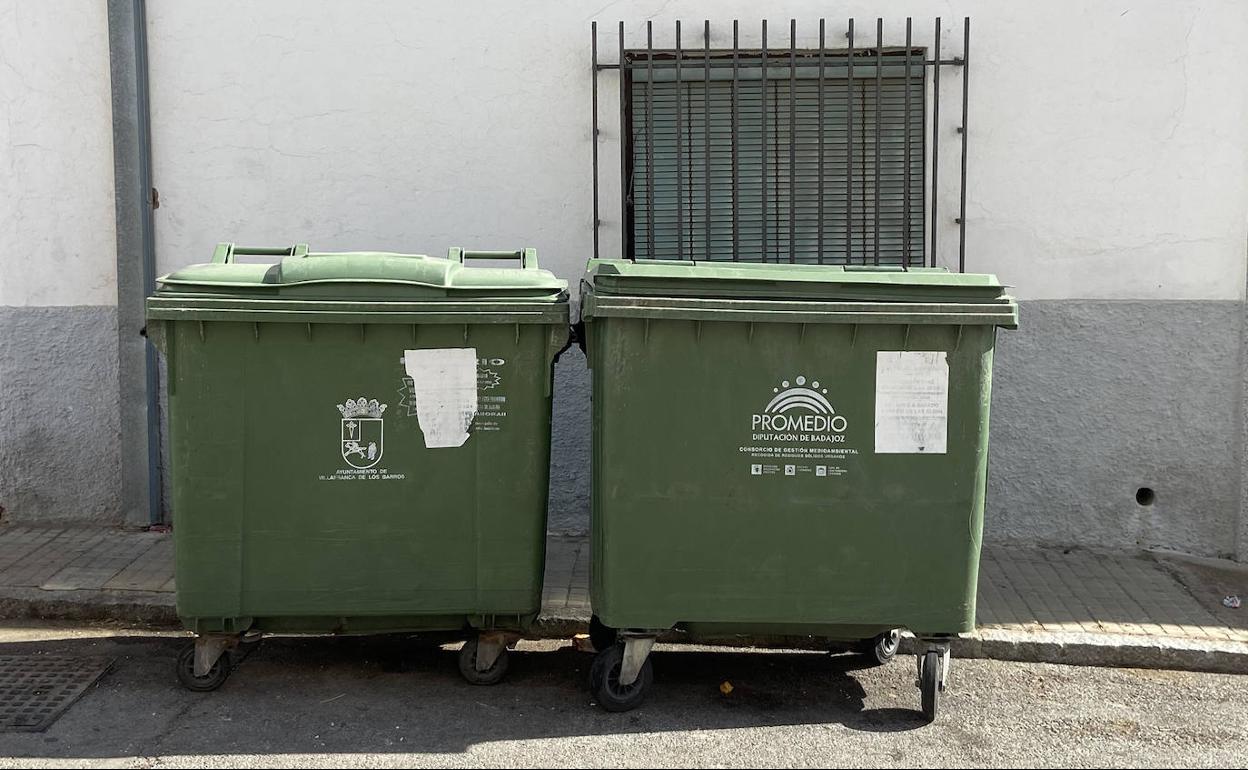 Los contenedores verdes, cerrados para evitar olores
