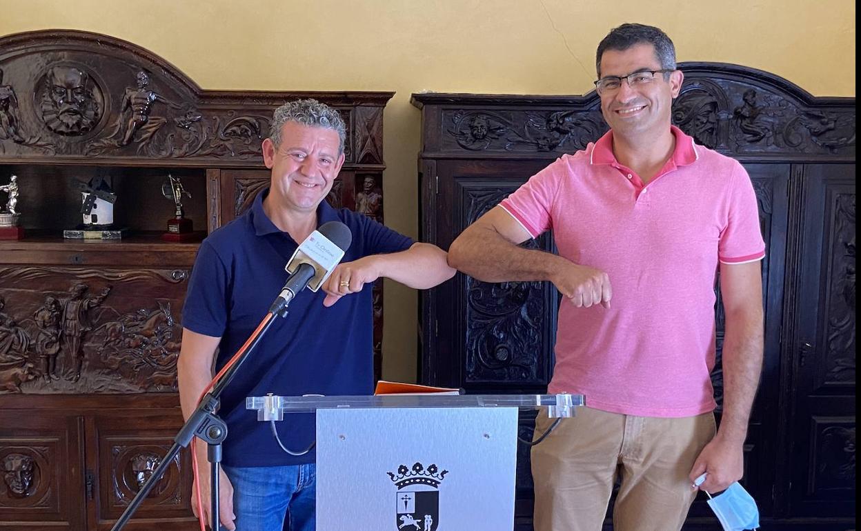 Cipri Santos y José Manuel Rama se saludan en rueda de prensa 