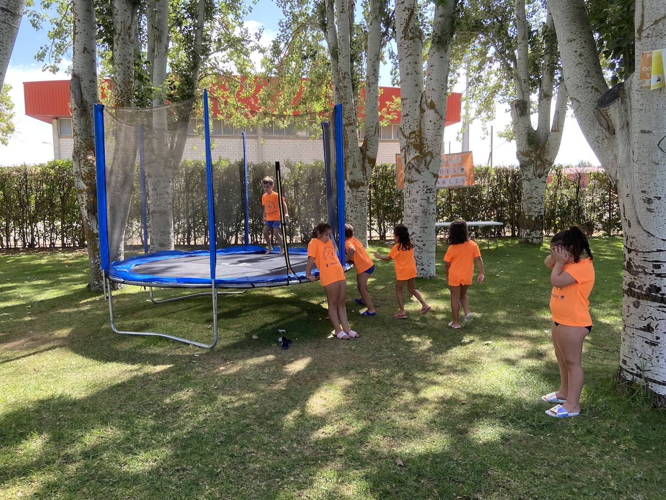 Los más pequeños de la Escuela posan delante de su miniatura 