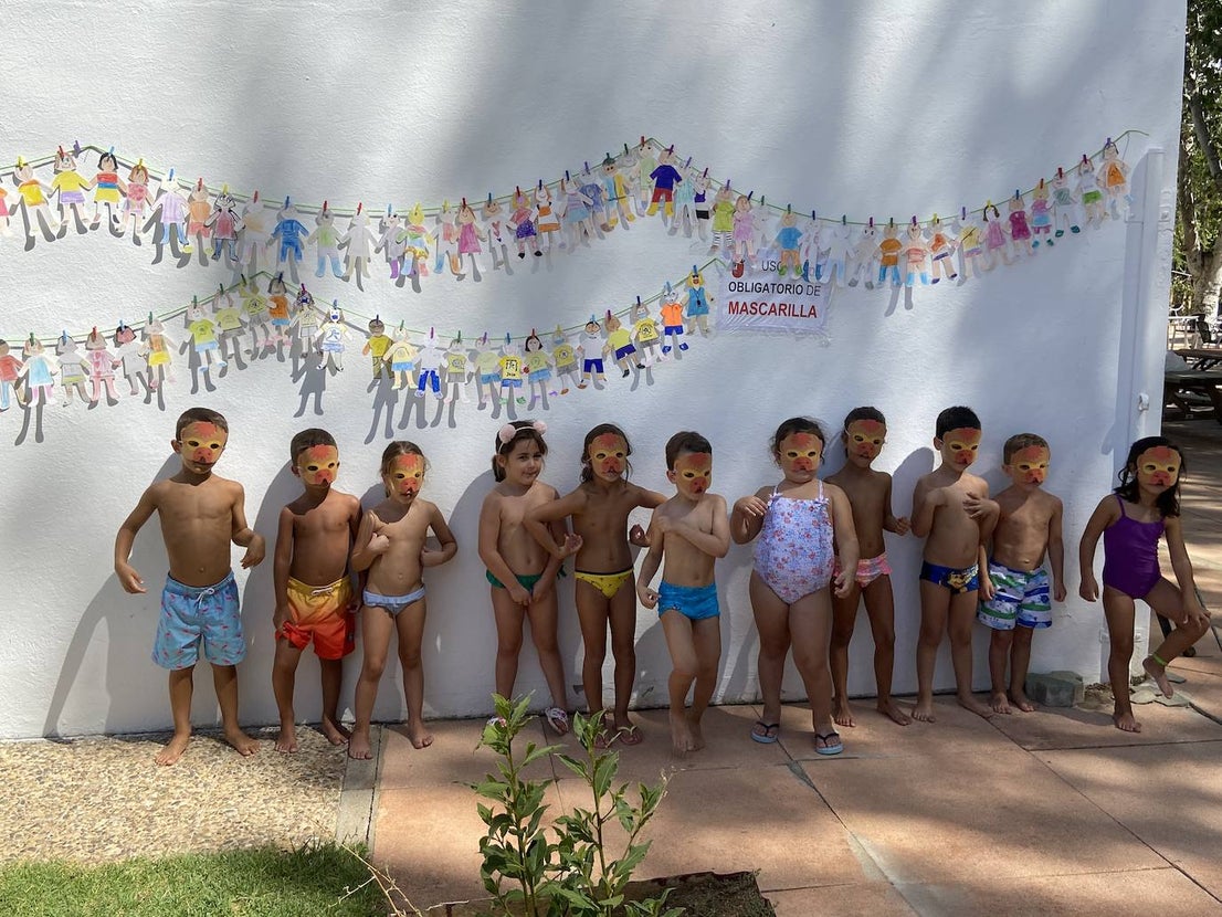 Los más pequeños de la Escuela posan delante de su miniatura 