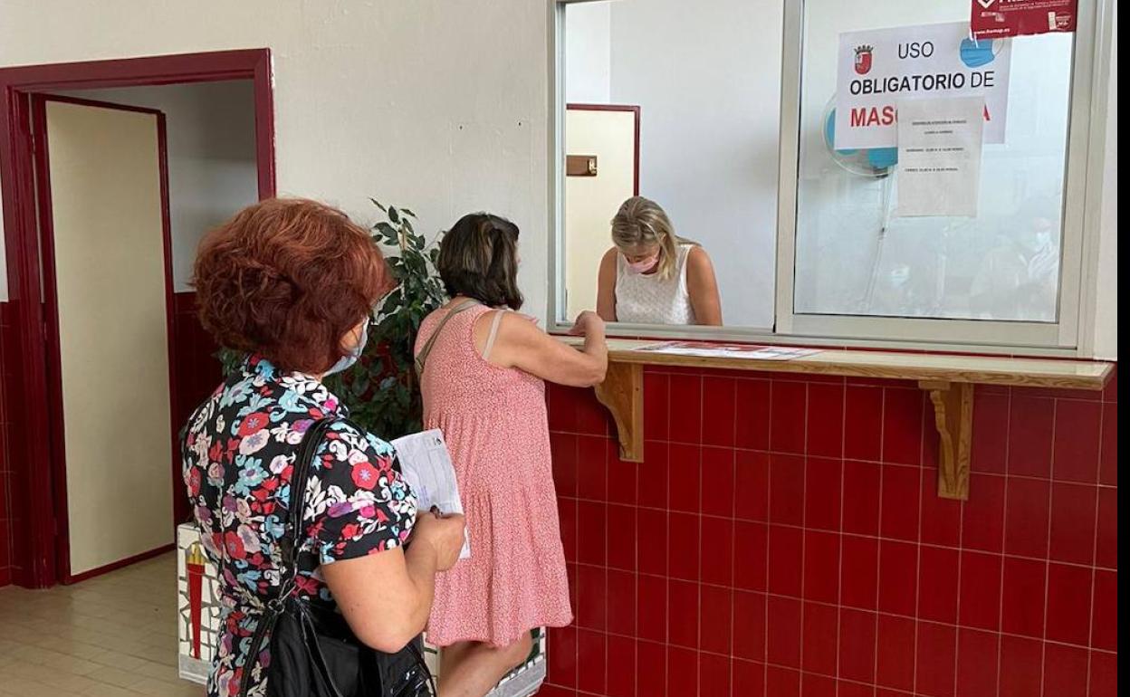 Dos mujeres realizan la inscripción para participar de las actividades físico-deportivas 