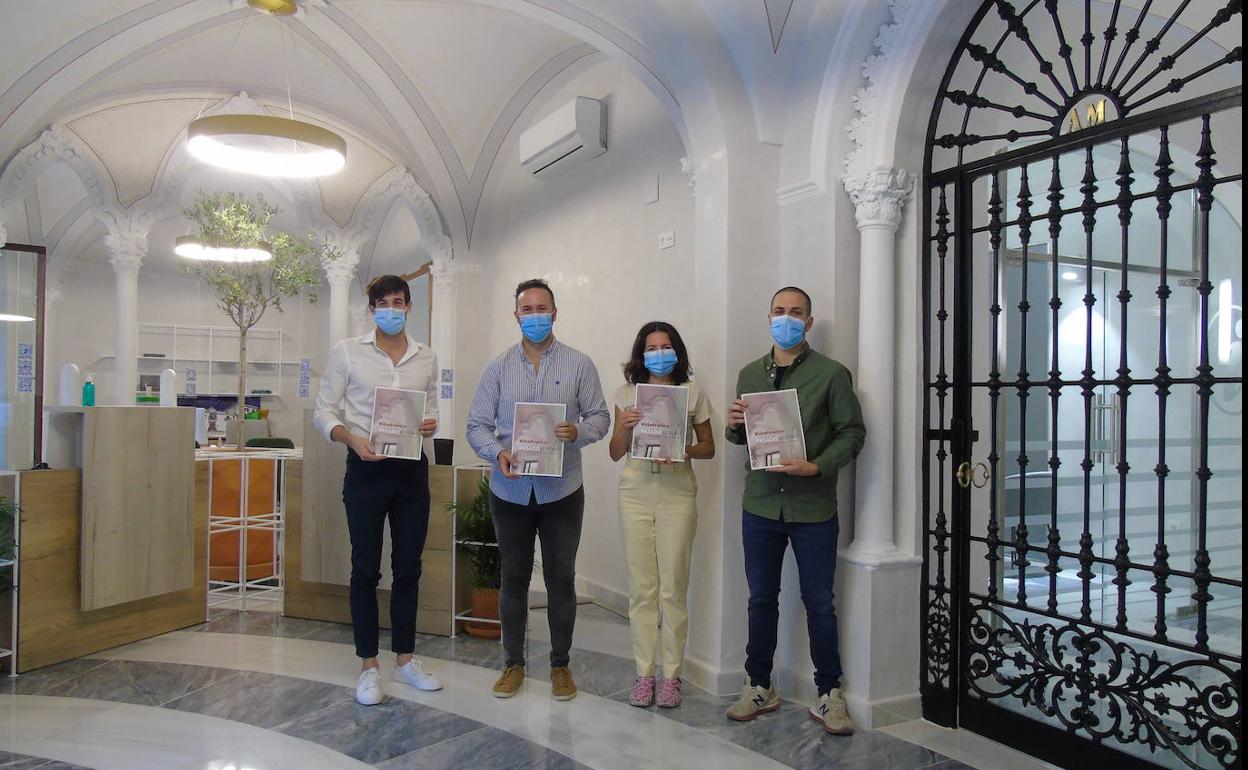 Técnicos del MUVI y de la Oficina de Turismo junto al concejal de Turismo, José Manuel Blanco 