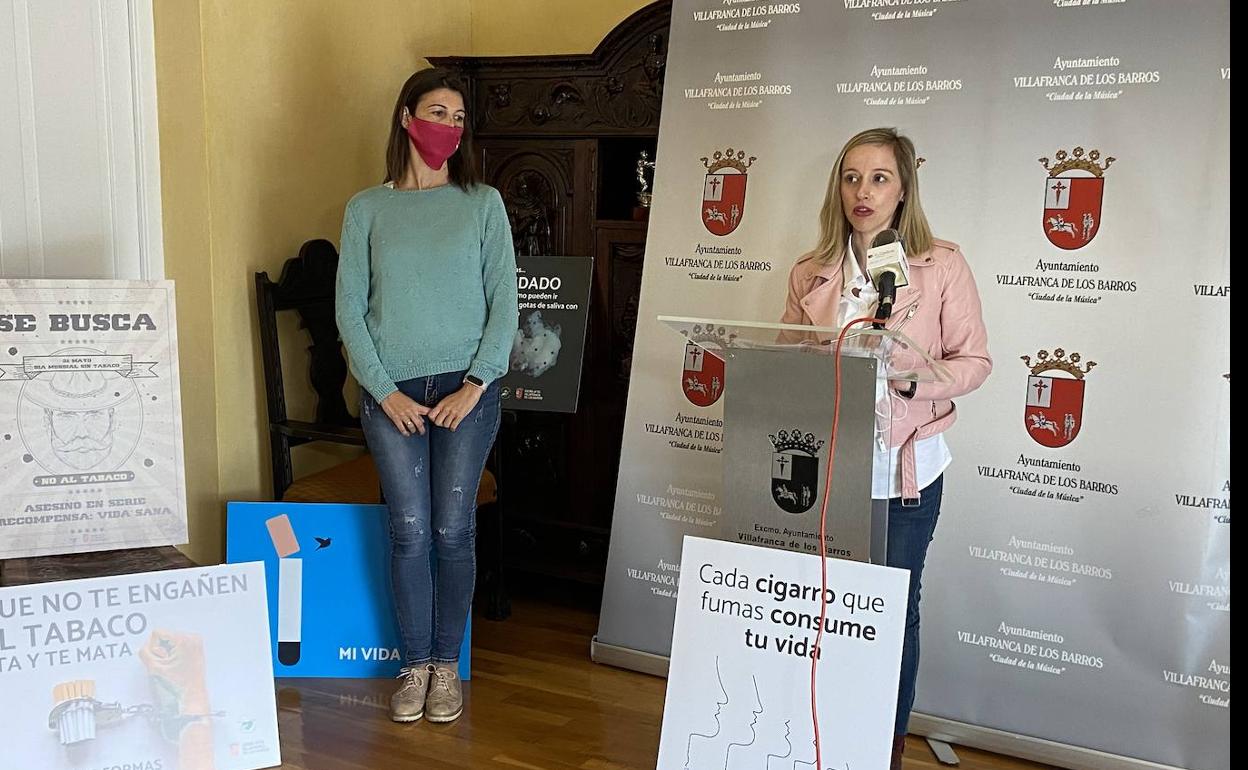 La concejal de Juventud explica la campaña junto a la educadora social de AMADROVI 