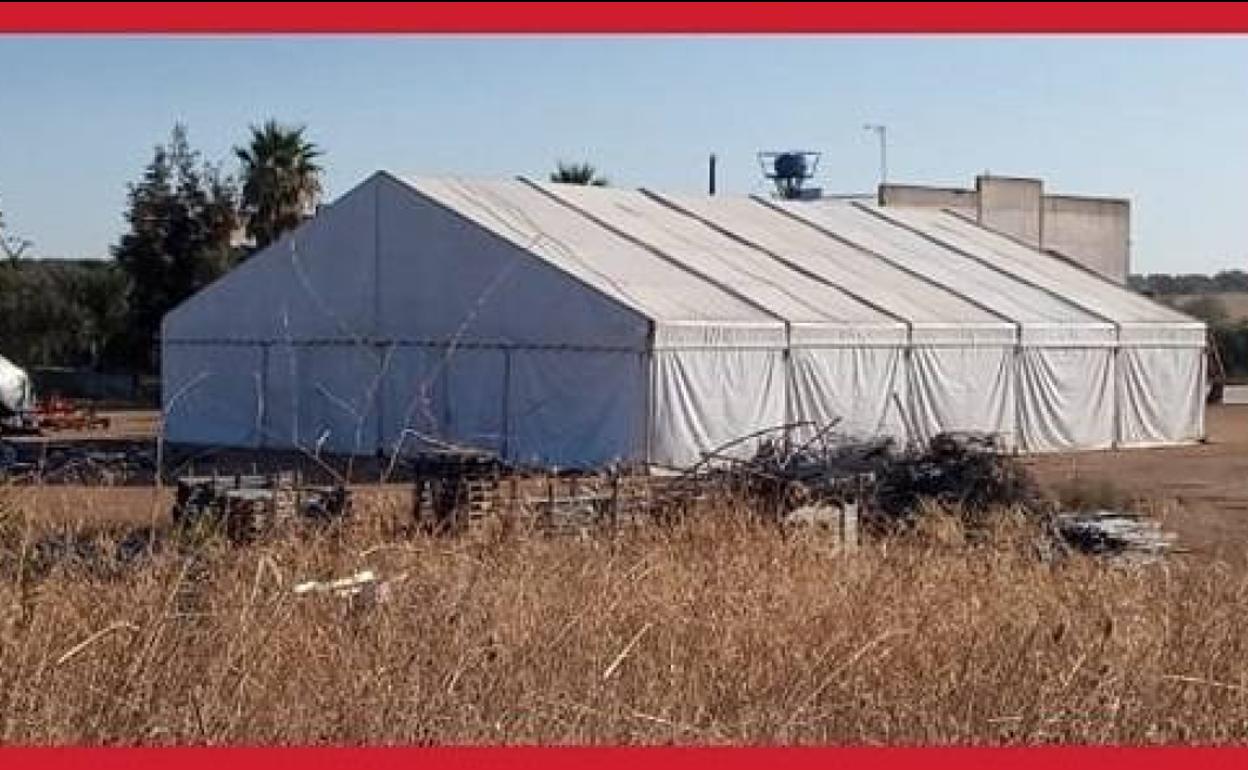 El PSOE local pregunta al alcalde que qué hace una carpa municipal en una finca particular