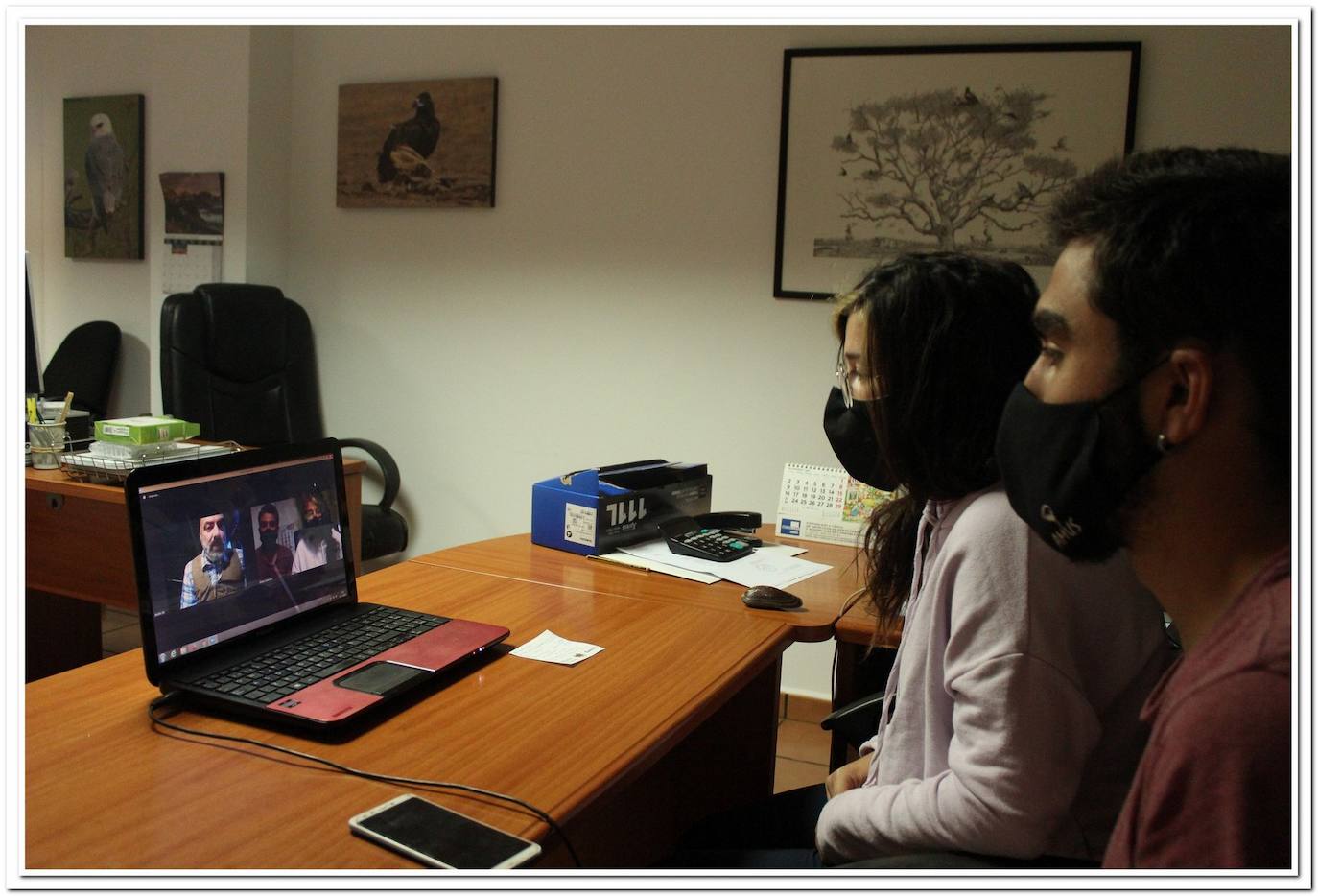 Elena y Adrian (equipo de adiestradores de AMUS) en un seminario online con la unidad cinológica en biodetección de la asociación TRENCA (Lleida)