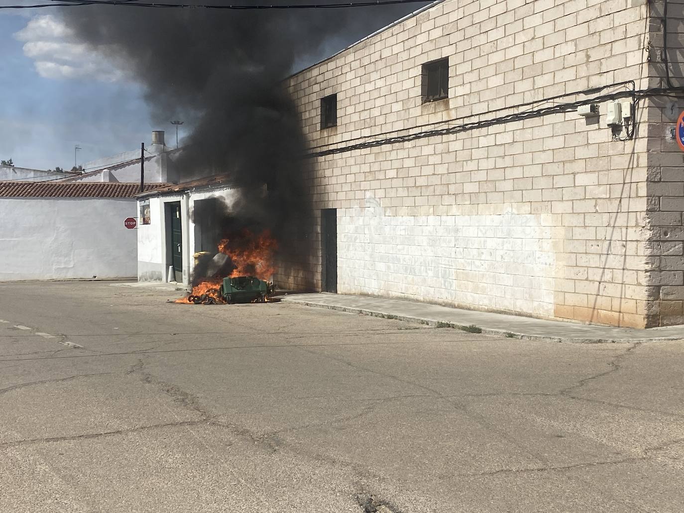 Fotos: Arden varios contenedores en la Rodela de Villafranca de los Barros