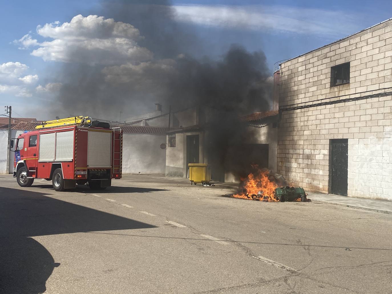Fotos: Arden varios contenedores en la Rodela de Villafranca de los Barros