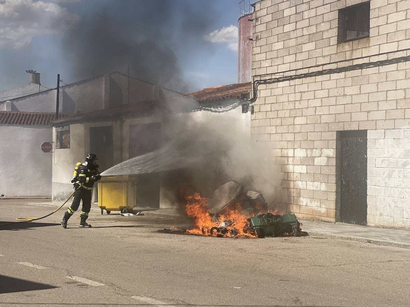 Fotos: Arden varios contenedores en la Rodela de Villafranca de los Barros