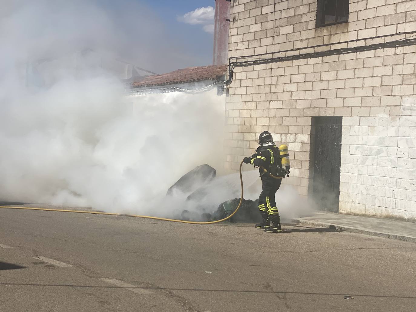 Fotos: Arden varios contenedores en la Rodela de Villafranca de los Barros