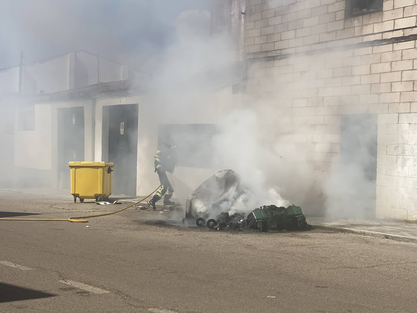 Fotos: Arden varios contenedores en la Rodela de Villafranca de los Barros