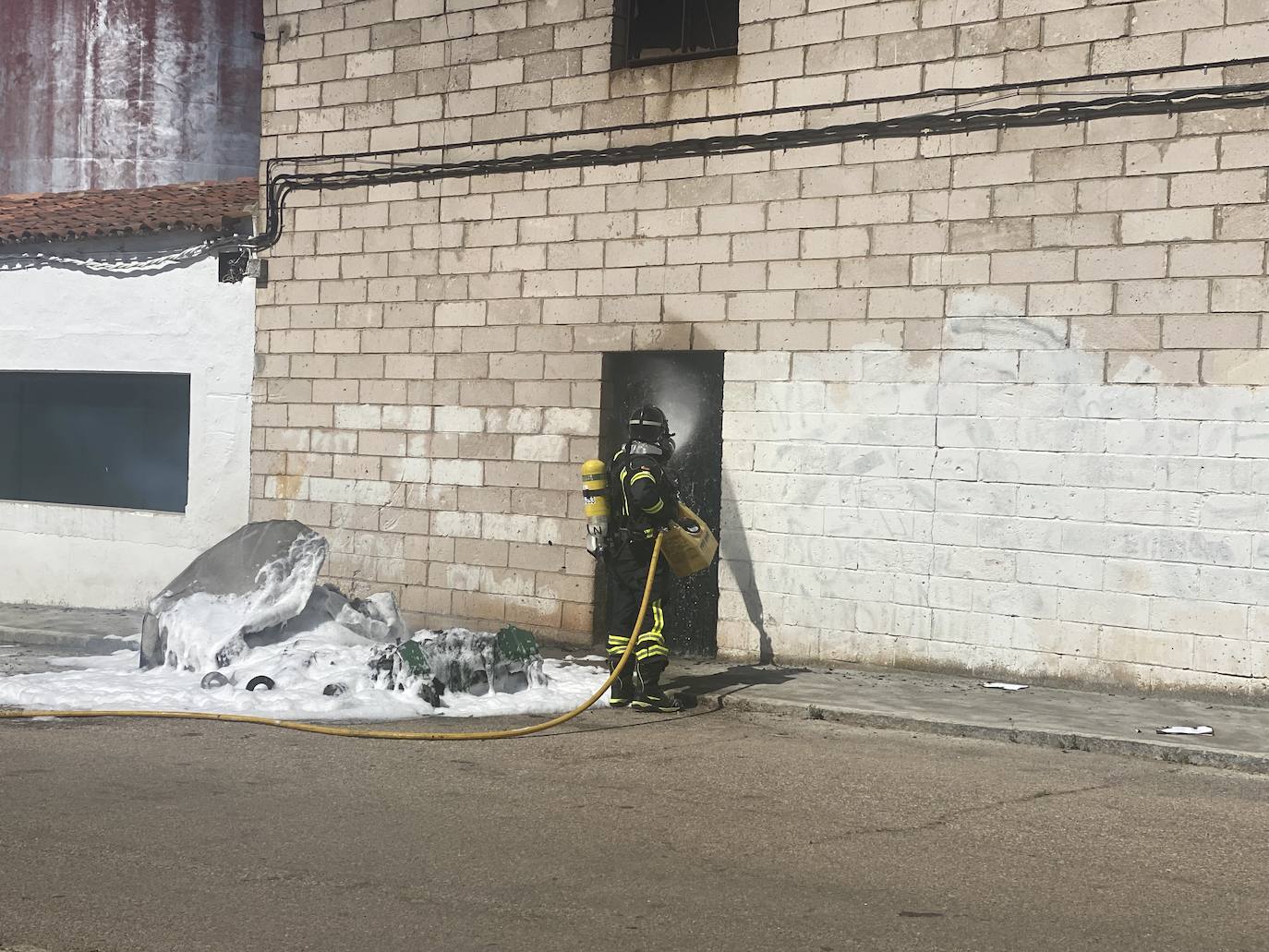 Fotos: Arden varios contenedores en la Rodela de Villafranca de los Barros