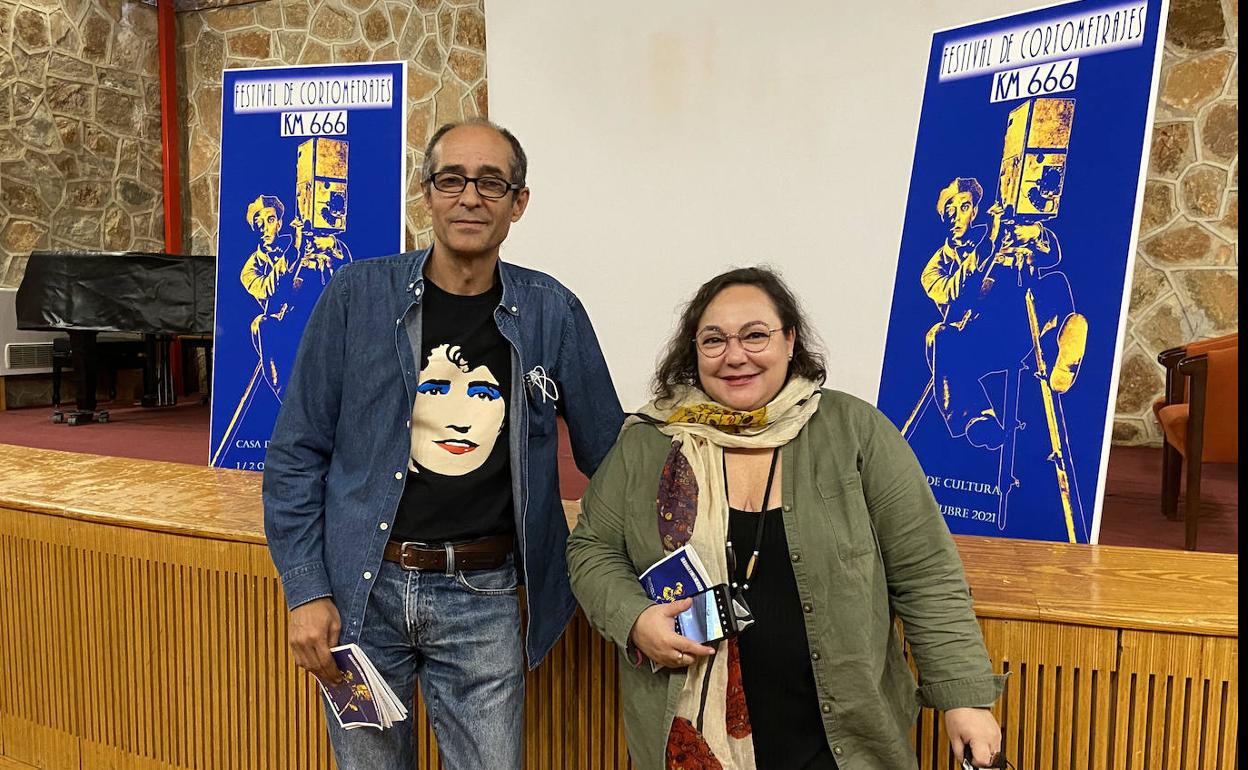 Fernando Clemente, Director del Festival de Cortometrajes KM666, junto a la secretaria del jurado, Mª José Caro 