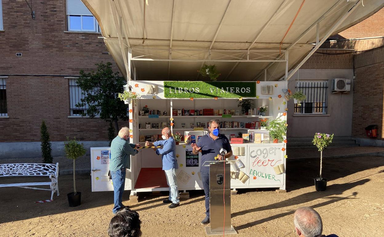 Manuel López y Juan Pedro Viñuela inauguran el proyecto con el corte de cinta 