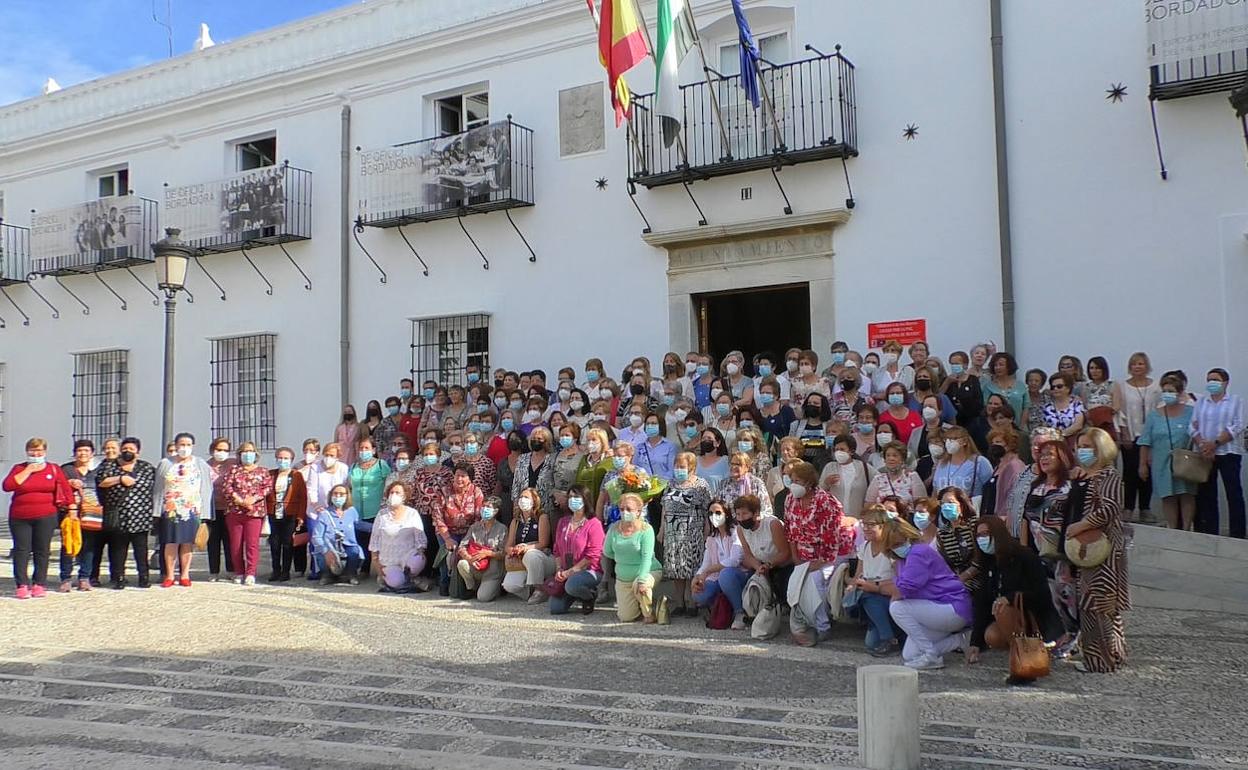 Las cerca de 200 bordadoras de Villafranca, en la puerta del Ayuntamiento una vez concluido el acto institucional 