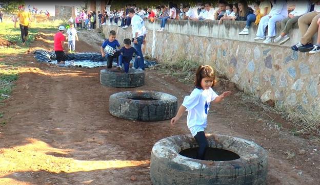 Algunos pequeños en uno de los obstáculos de la IV Pilar Xtreme 