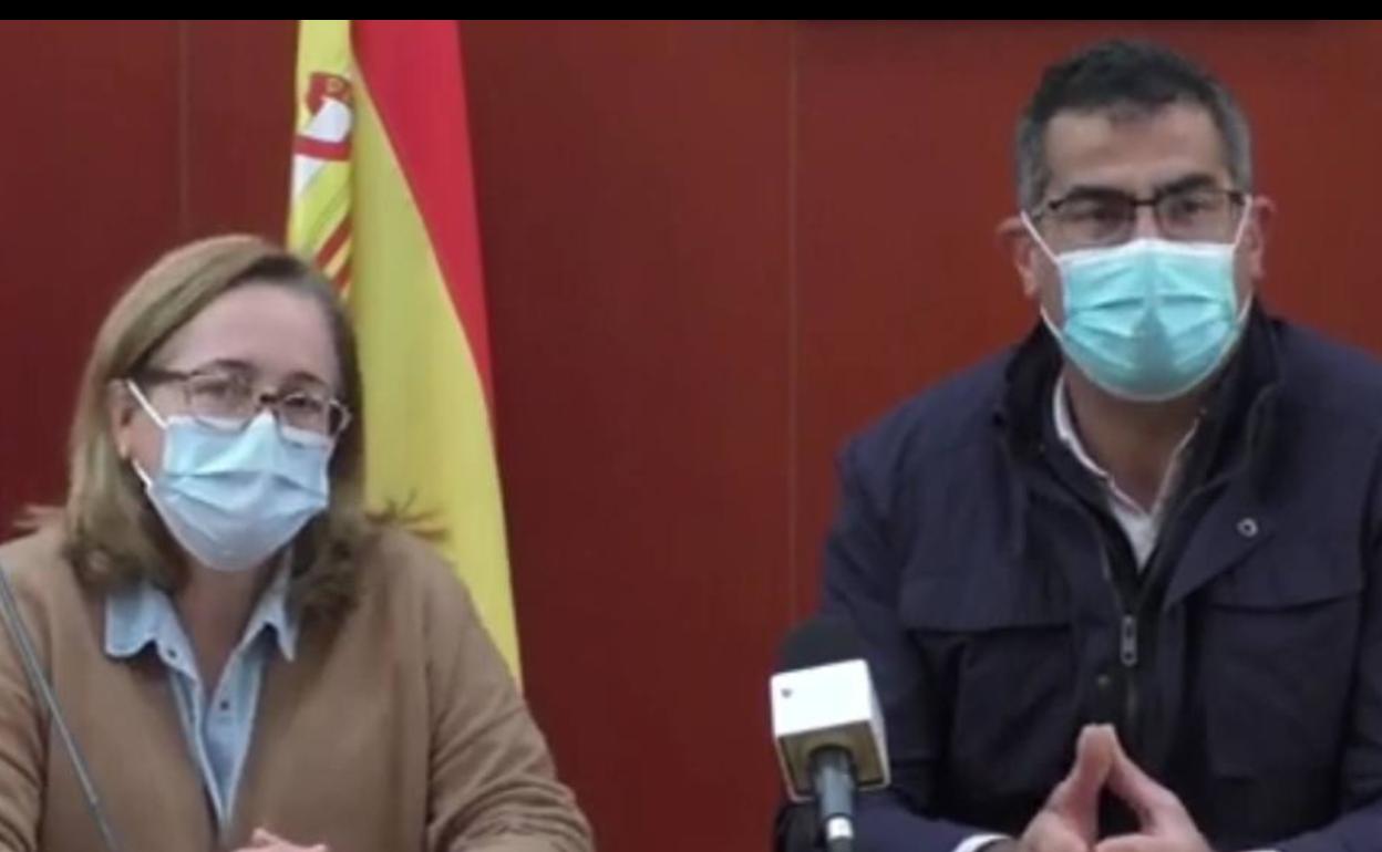 La concejal de Igualdad junto al alcalde de Villafranca presentan las actividades para el 25N 