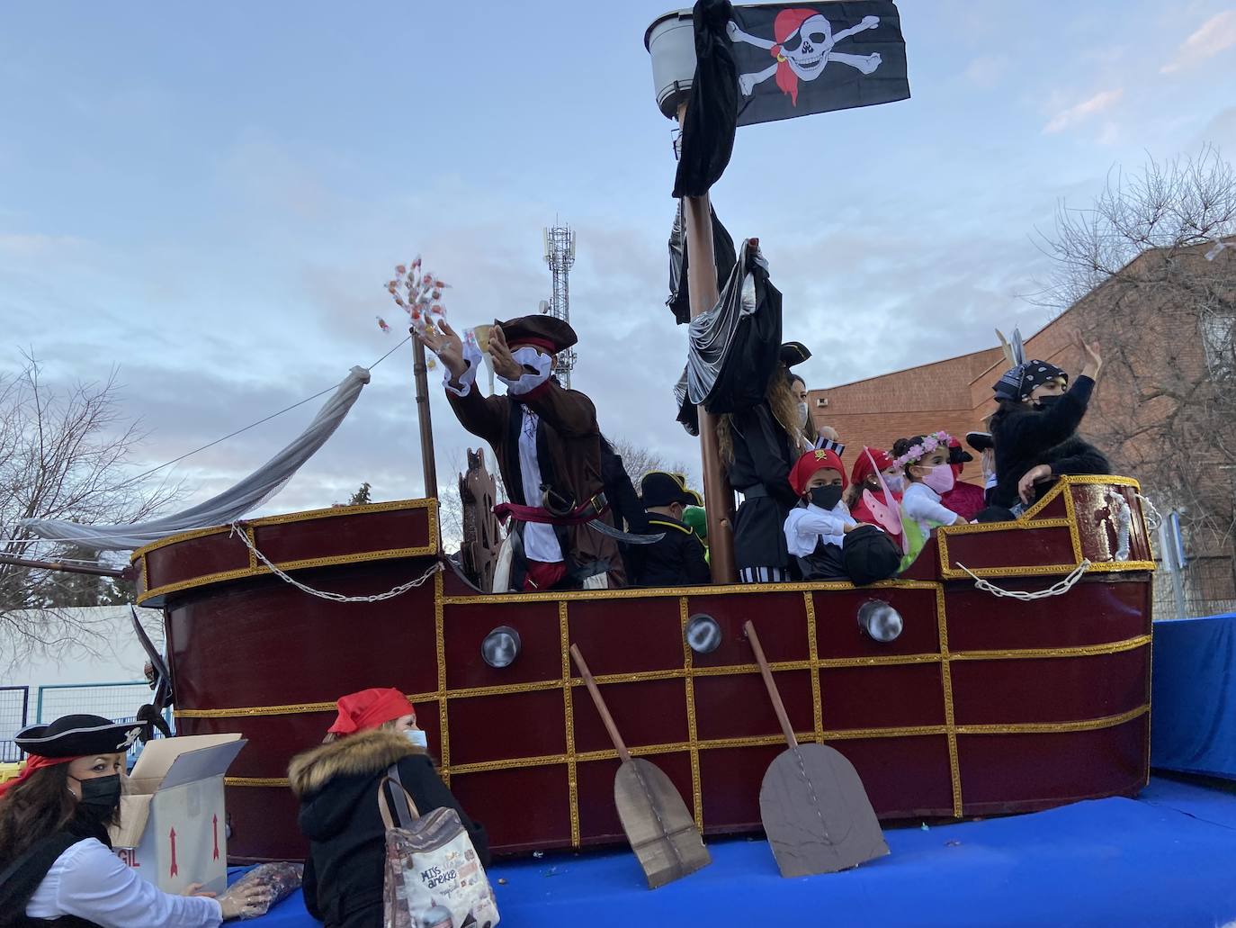 Fotos: Los Reyes Magos de Oriente repartieron 2000kg de caramelos a su paso por Villafranca