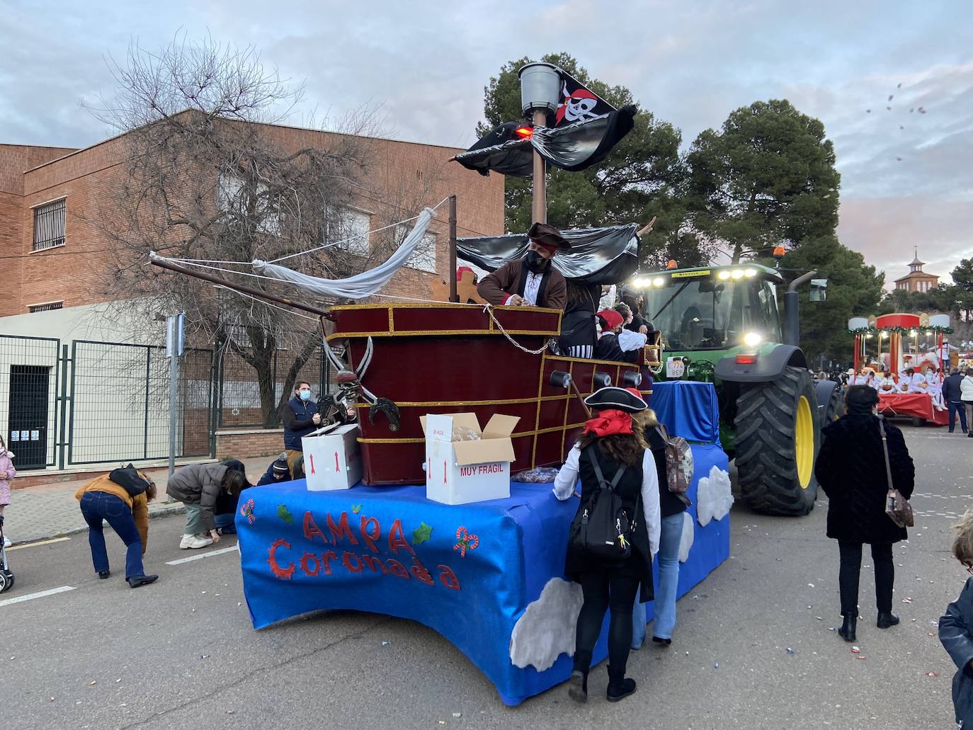 Fotos: Los Reyes Magos de Oriente repartieron 2000kg de caramelos a su paso por Villafranca