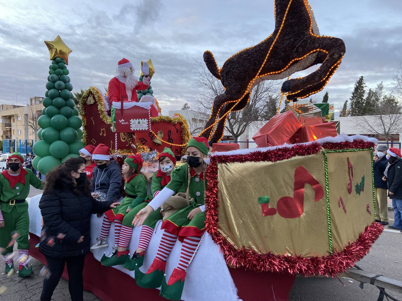 Fotos: Los Reyes Magos de Oriente repartieron 2000kg de caramelos a su paso por Villafranca