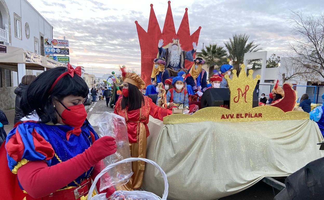 El Rey Melchor acompañado de sus ayudantes para el reparto de caramelos