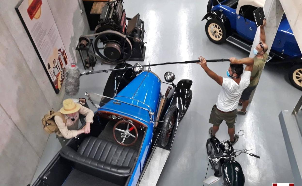 En un momento durante el rodaje en el museo de vehículos clásicos de Villafranca 