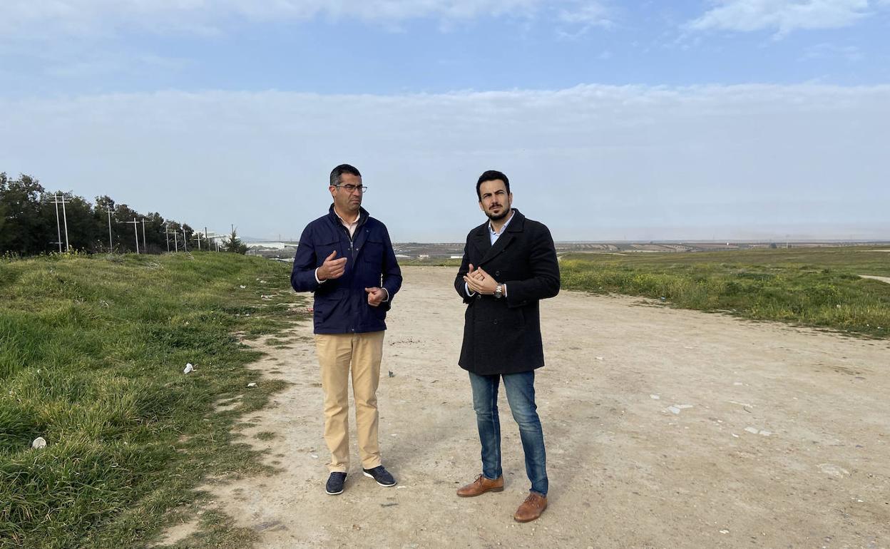 El coordinador de Ciudadanos Extremadura, David Salazar, junto al alcalde de Villafranca, José Manuel Rama 