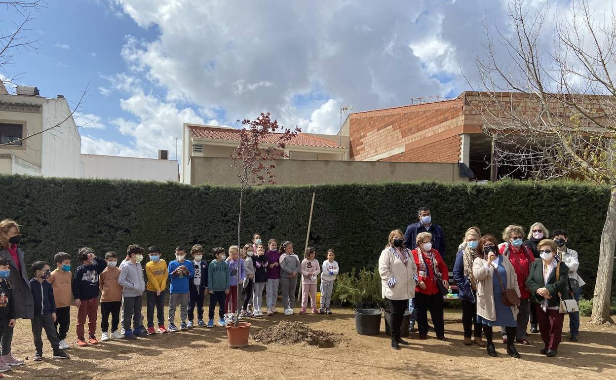 La Asociación 'Últimas Bordadoras con los alumnos de 2º de primaria minutos antes de plantar el árbol 