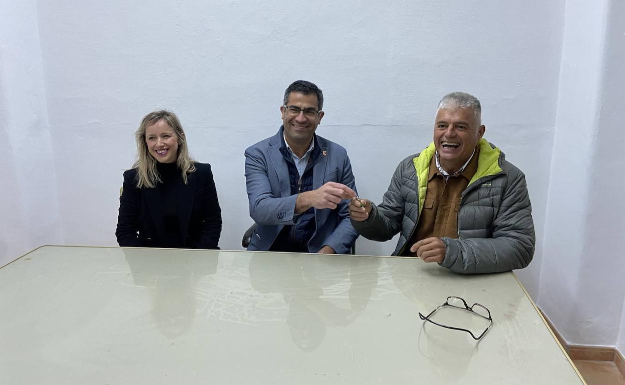 El alcalde, José Manuel Rama, hace entrega de las llaves del nuevo local a Luis Cortés, portavoz de La Unión Extremadura 