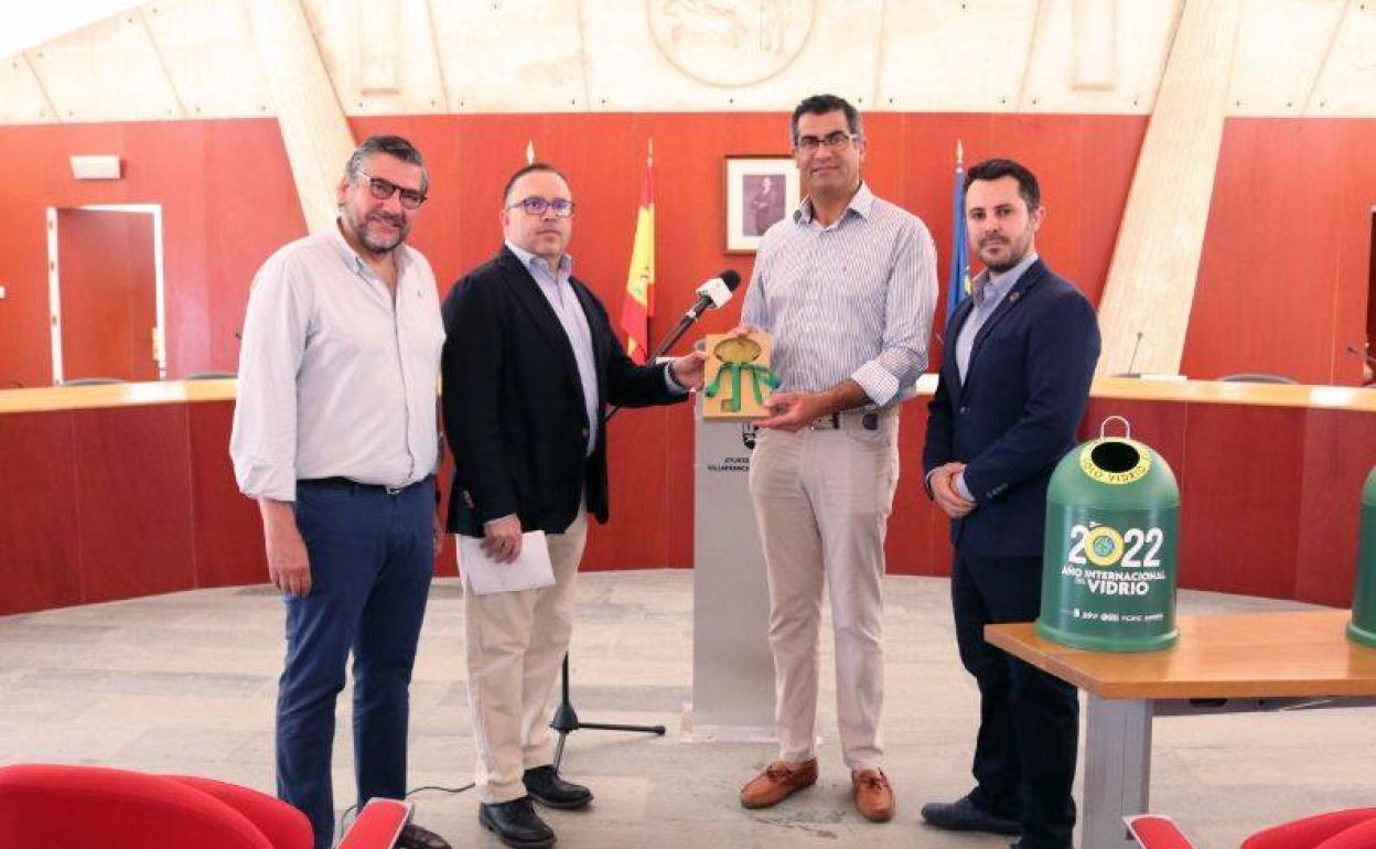 El alcalde recibe una talla única de 24 cm realizada por los maestros vidrieros de la Real Fábrica de Cristales de La Granja. 