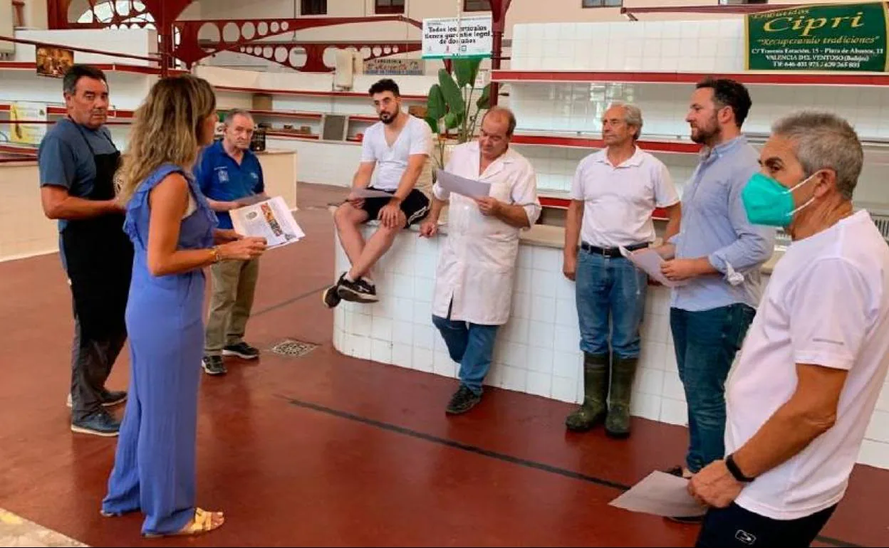 José Manuel Blanco junto a los comerciantes en el Mercado de Abastos 