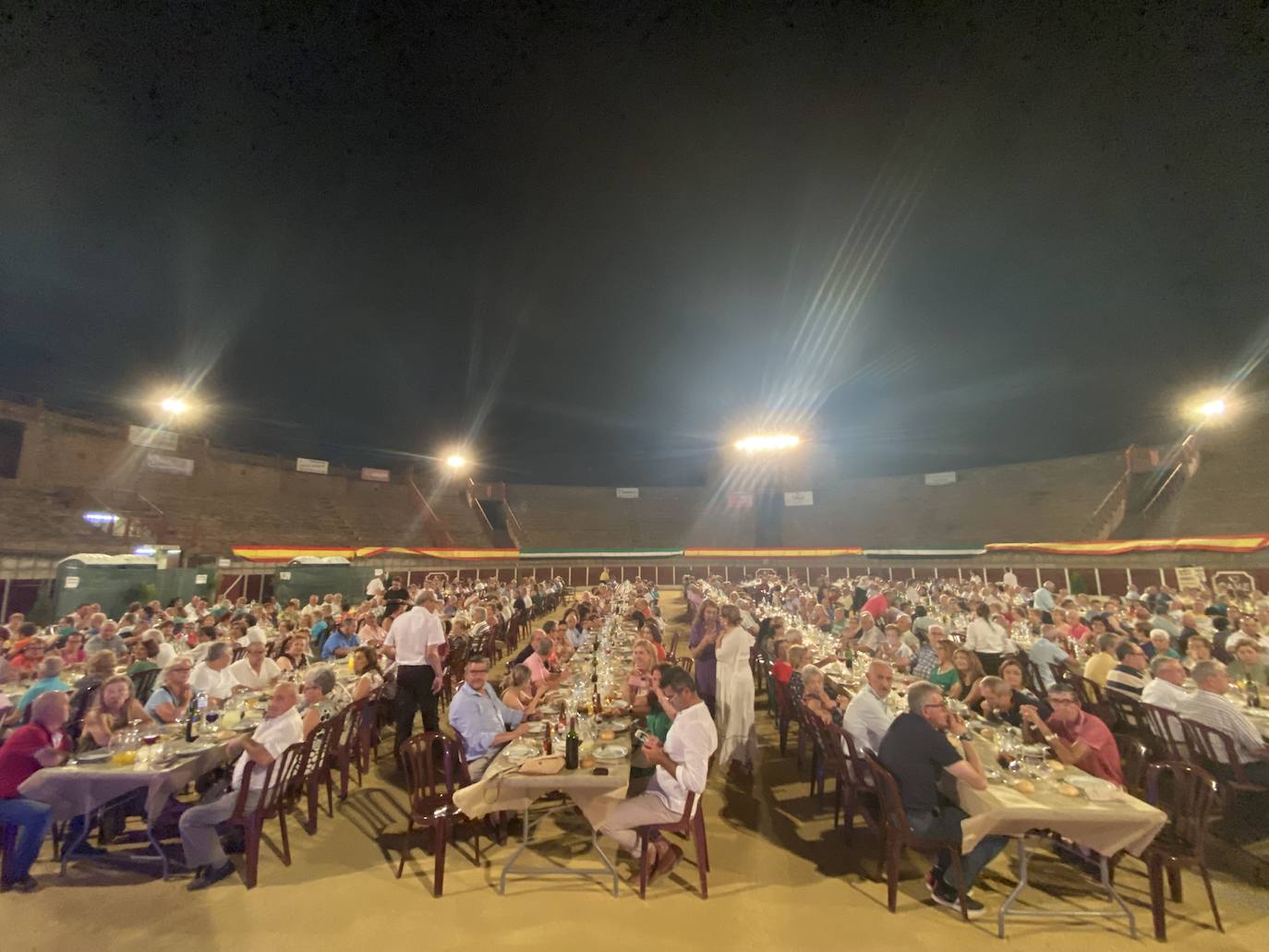 Fotos: Cerca de 600 personas en la cena convivencia del mayor