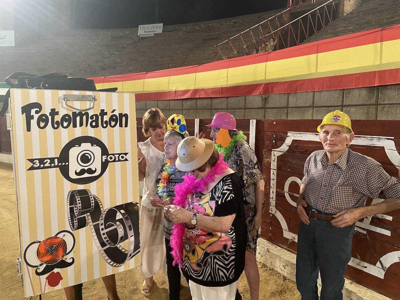 Fotos: Cerca de 600 personas en la cena convivencia del mayor