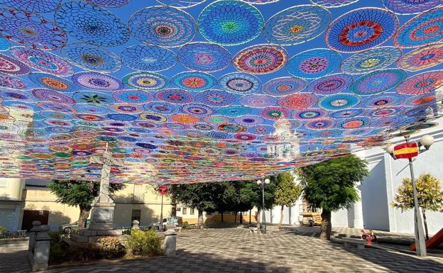 Las mandalas a crochet lucen en la Plaza de la Coronada