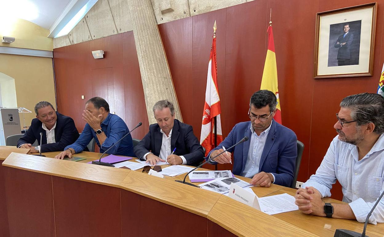 El Ayuntamiento de Villafranca privatiza el servicio de limpieza viaria por 348.000 euros anuales