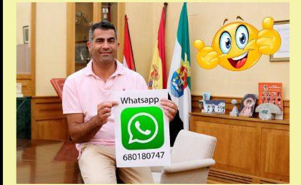 El alcalde de Villafrana, José Manuel Rama, con el número de teléfono para atender a la ciudadanía 