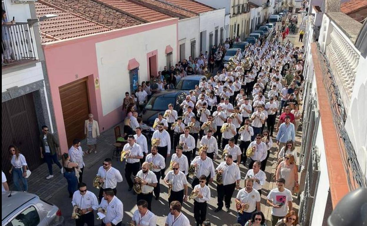 Los cerca de 200 músicos durante la procesión mientras recorrían la calle Sevilla 