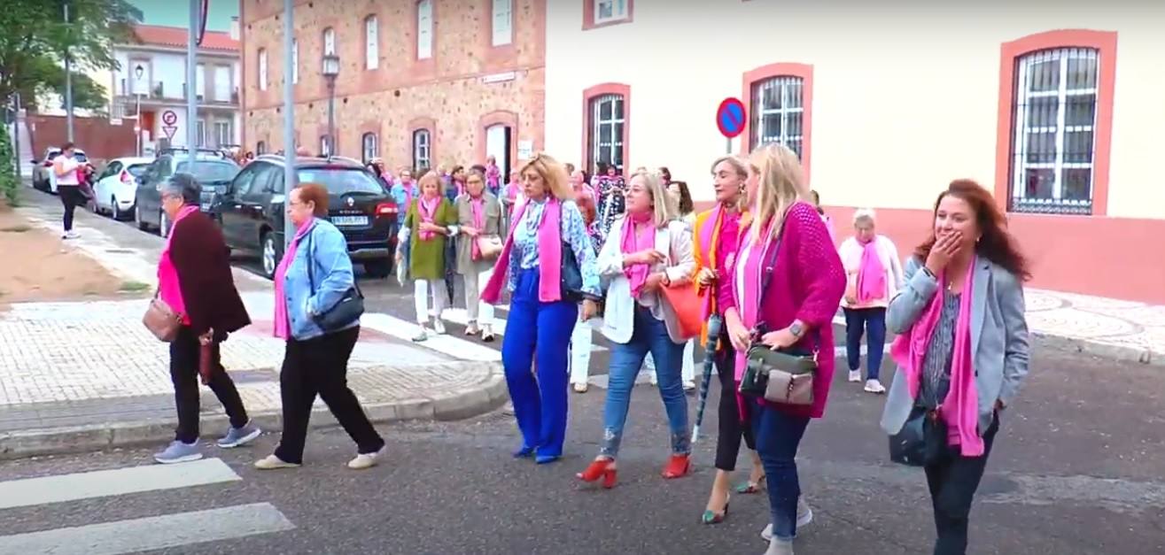 Fotos: Villafranca se tiñe de rosa para luchar contra el cáncer de mama