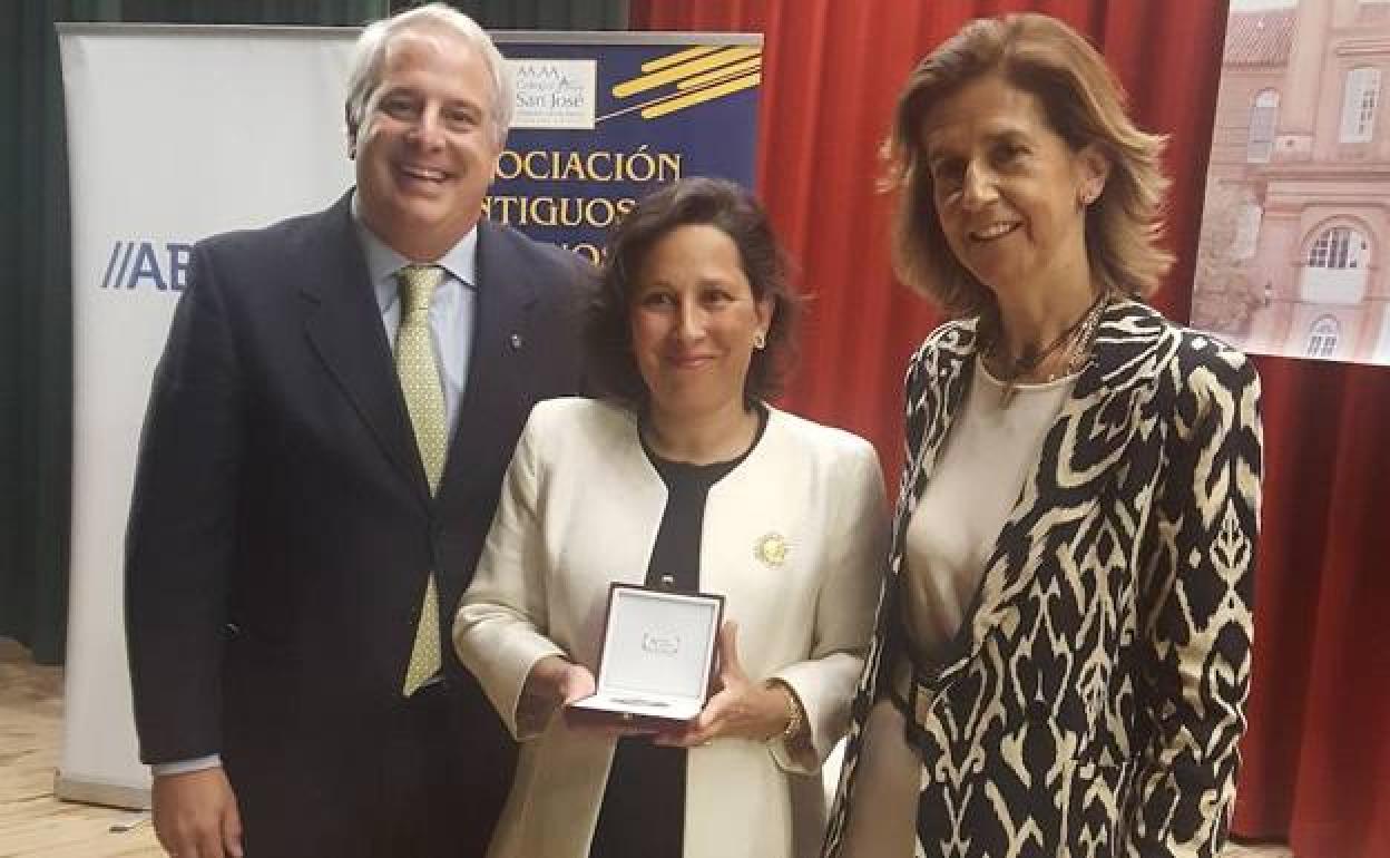 Álvaro Suárez-Guanes y Teresa Núñez, con Asunción Gómez (centro) y su medalla, en el colegio San José de Villafranca. 